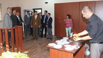 Mahkeme salonunda çiğ köfte yoğuruldu