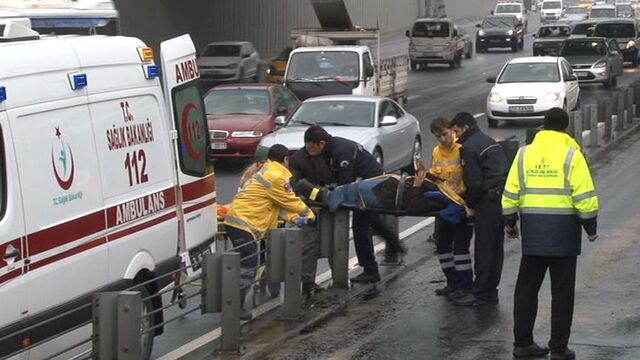 İki metrobüs çarpıştı: 5 yaralı