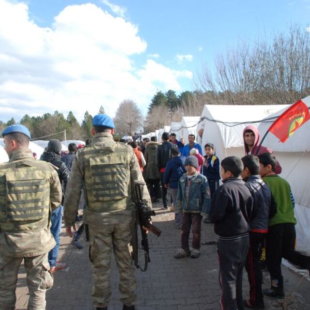 Ezidi kampında PKK bayrağı gerginliği