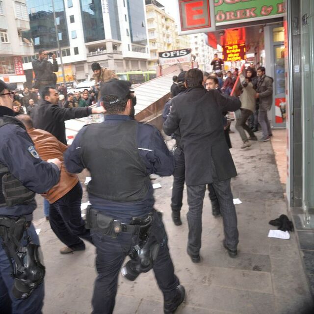 Diyarbakır'da bildiri arbedesi