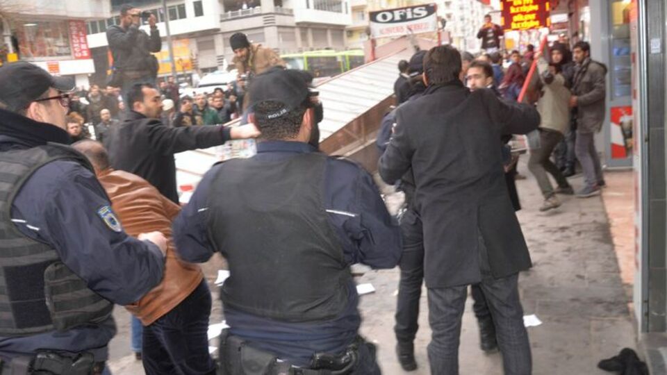 Diyarbakır'da bildiri arbedesi