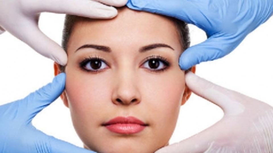 "Estetik ameliyat için doktorunuzu iyi seçin"