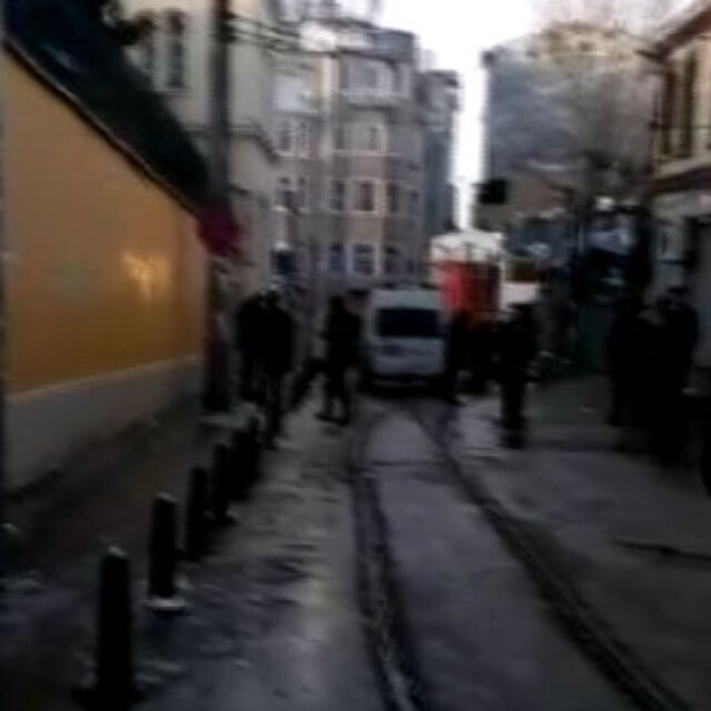Fransız Konsolosluğu'nun duvarına bırakılan çanta paniğe neden oldu