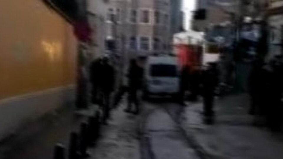 Fransız Konsolosluğu'nun duvarına bırakılan çanta paniğe neden oldu