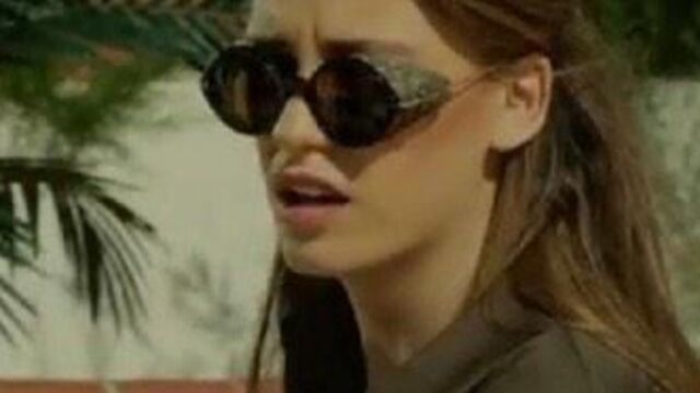 Beren'in bluzunu giydi