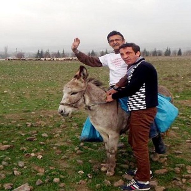 Eşek sırtında organ bağışını anlatıyor