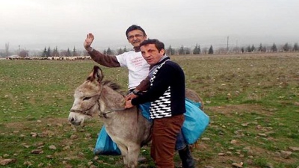 Eşek sırtında organ bağışını anlatıyor