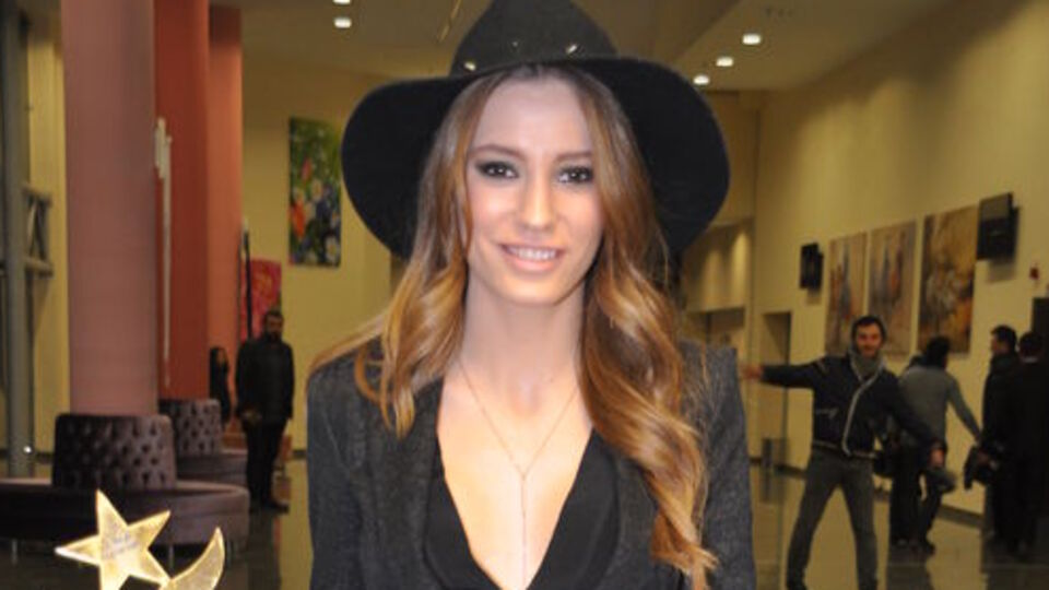 Serenay'dan derin dekolte