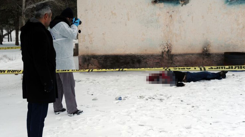 Birlikte alkol aldığı arkadaşlarını öldürdü!