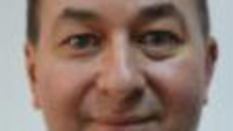Doçent otomobiliyle direğe çarpıp öldü