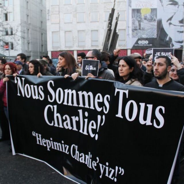 Charlie Hebdo yürüyüşünde arbede