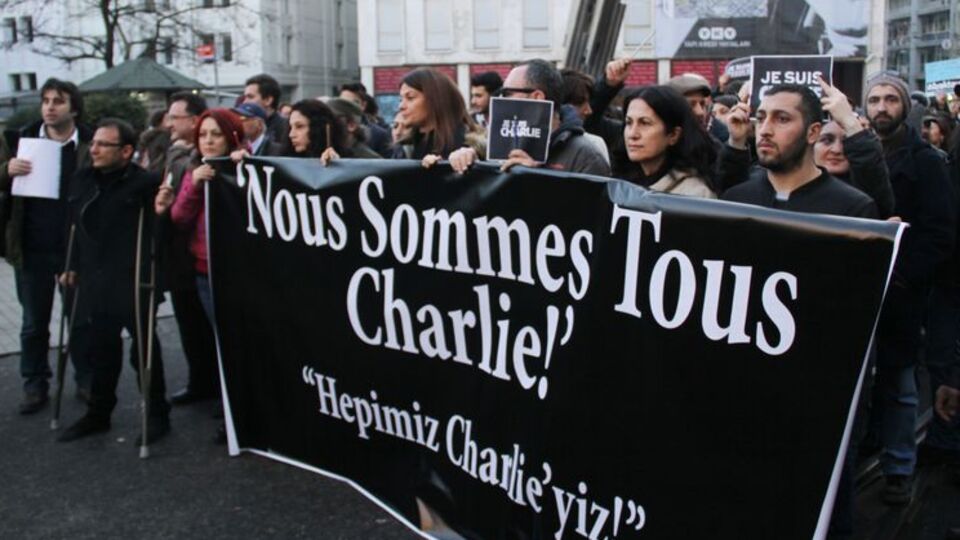 Charlie Hebdo yürüyüşünde arbede