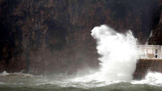Antalya'da yağış ve fırtına hayatı felç etti
