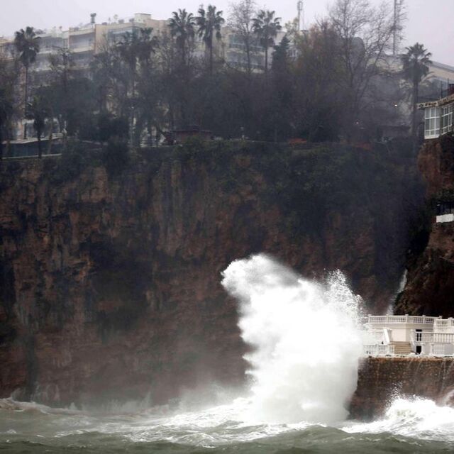Antalya'da yağış ve fırtına hayatı felç etti