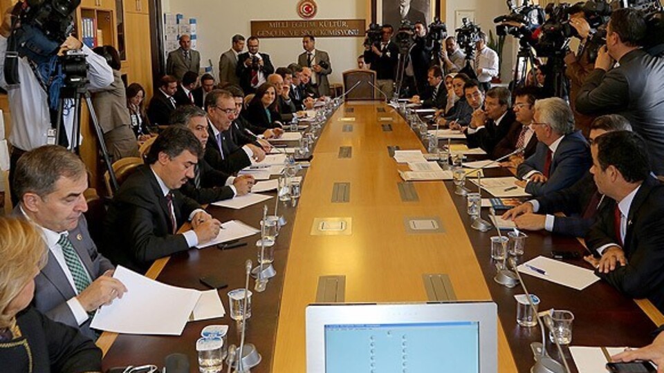 Türkiye Cumhuriyeti Devleti resmi arması belirlenecek