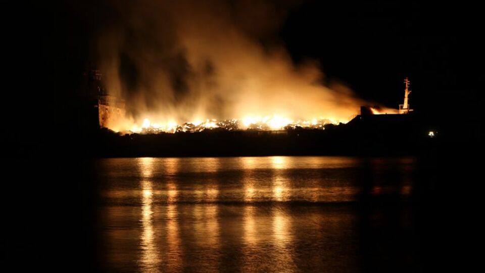 Yanan gemiyi yağmur söndürdü