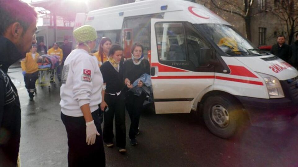 Lise öğrencilerin taşıyan minibüs şarampole yuvarlandı