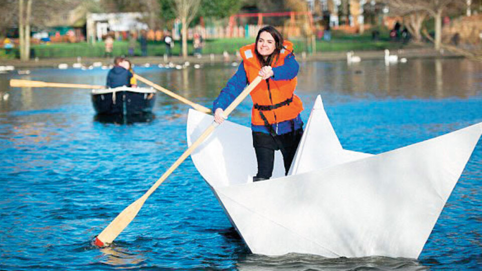 Kâğıttan dev gemi suya indi