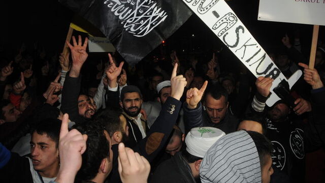Cumhuriyet Gazetesi önünde sarıklı eylem