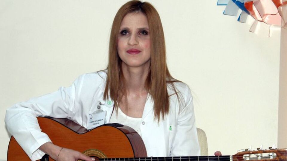 Görme engelli psikolog Kübra'dan gitarla terapi