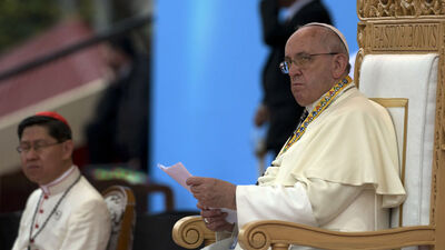 Papa'yı görebilmek için geceyi sokakta geçirdiler!