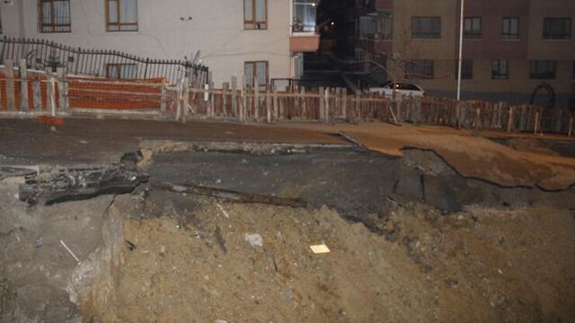 Başkent'te cadde çöktü!