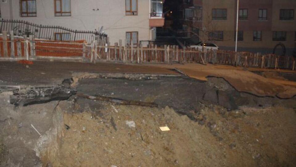 Başkent'te cadde çöktü!