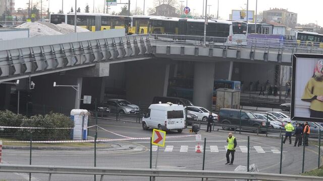 Metrobüs durağında bomba alarmı!