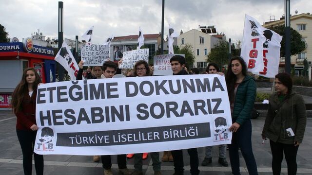 Marmaris'te öğrencilerden 'Eteğime dokunma' eylemi