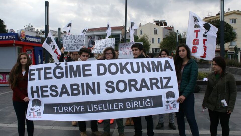 Marmaris'te öğrencilerden 'Eteğime dokunma' eylemi
