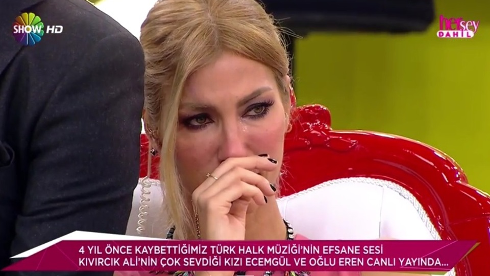 Çağla Şikel canlı yayında ağladı!