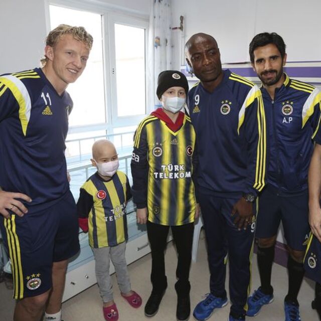 Fenerbahçeli futbolcular çocuk hastaları sevindirdi
