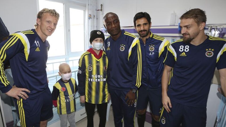 Fenerbahçeli futbolcular çocuk hastaları sevindirdi