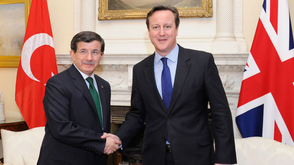 Davutoğlu, İngiltere Başbakanı Cameron ile bir araya geldi