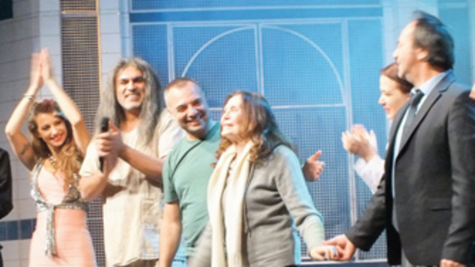 Usta yıldız Kenter'den Guguk Kuşu sürprizi
