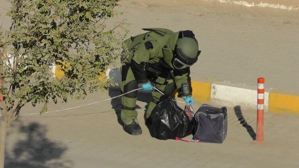 Polis amirliği önünde bomba paniği