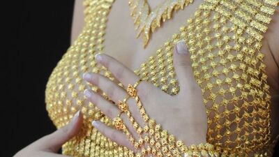 350 bin TL'lik altın elbise