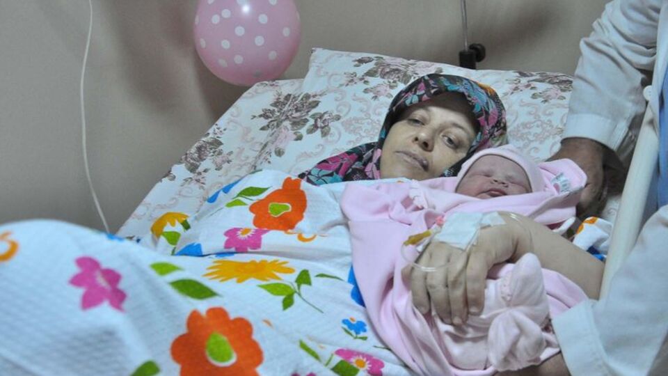 52 yaşında anne oldu