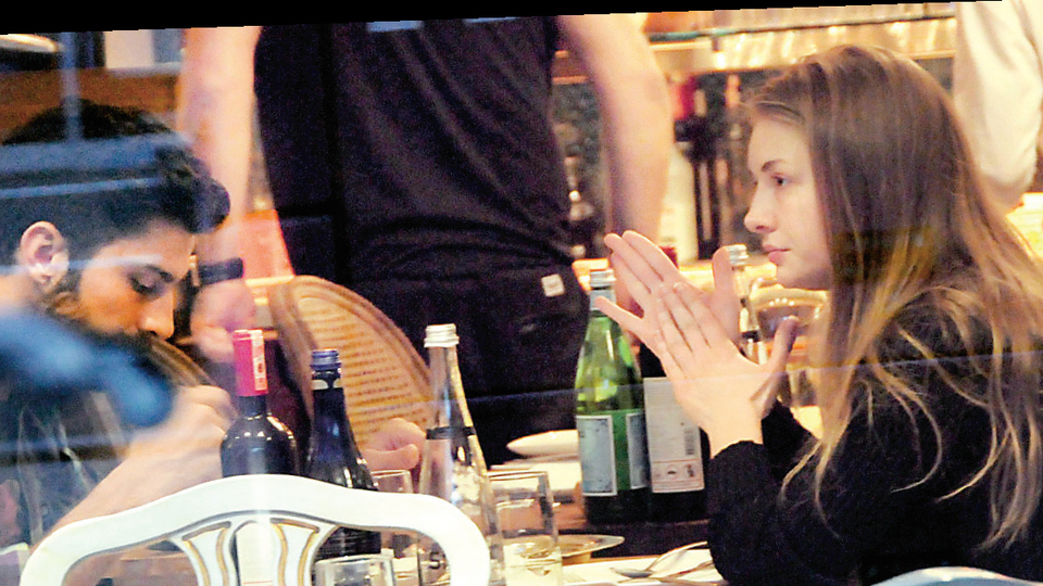 Baş başa yemek yediler