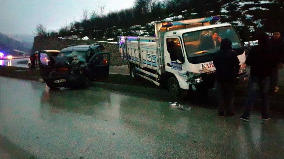 Düzce'de zincirleme kaza, 1'i polis 7 yaralı!