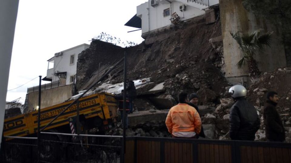 Bodrum'da istinat duvarı çöktü!