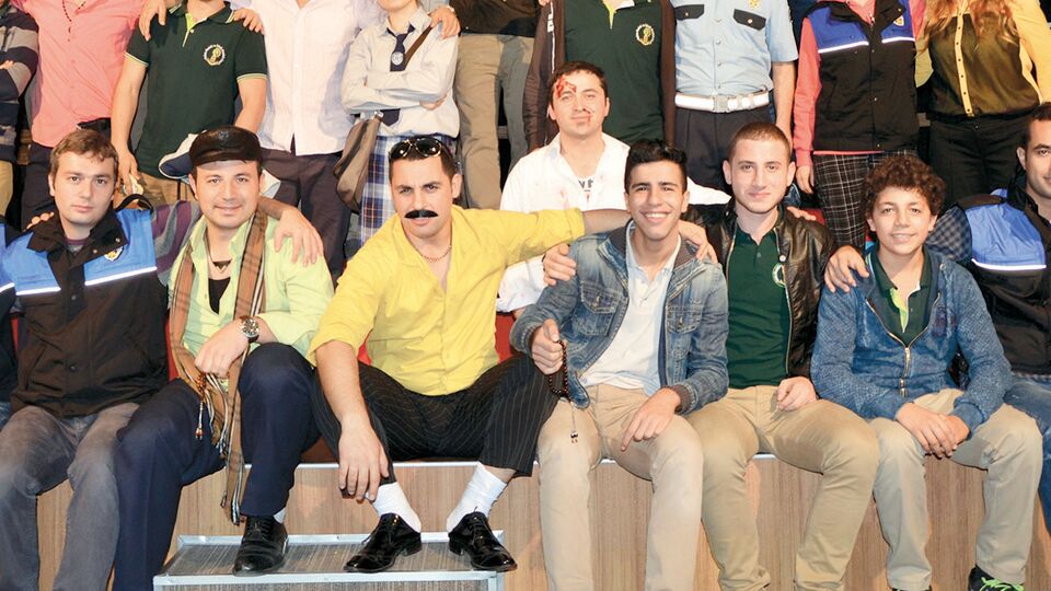 Polisler, çocuklar için tiyatrocu oldu