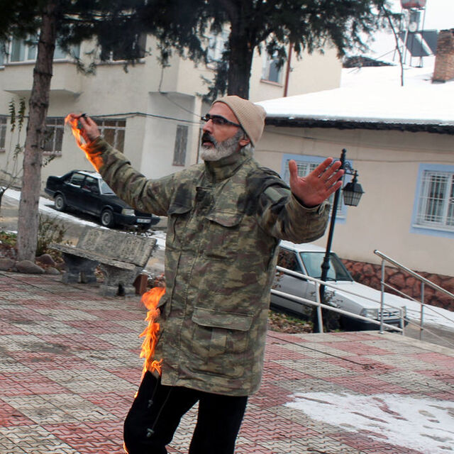 Kendini yakmak istedi!