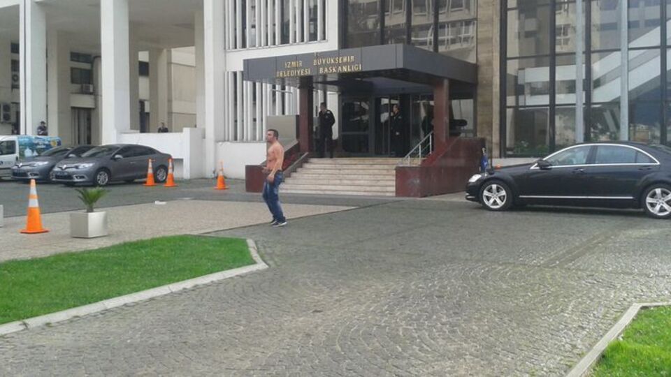 Belediye binası önünde kendini bıçakladı