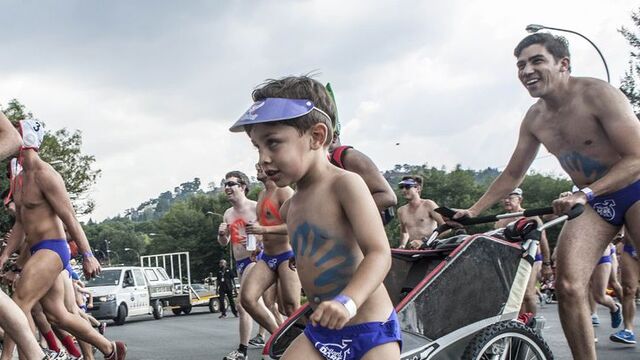 Binlerce erkek mayo giyerek koştu!