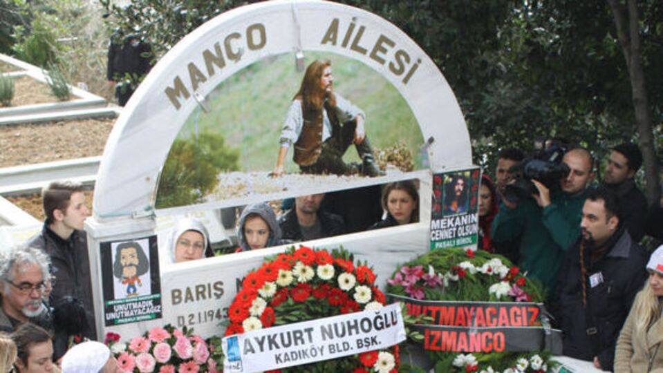 Barış Manço'ya kabir ziyareti