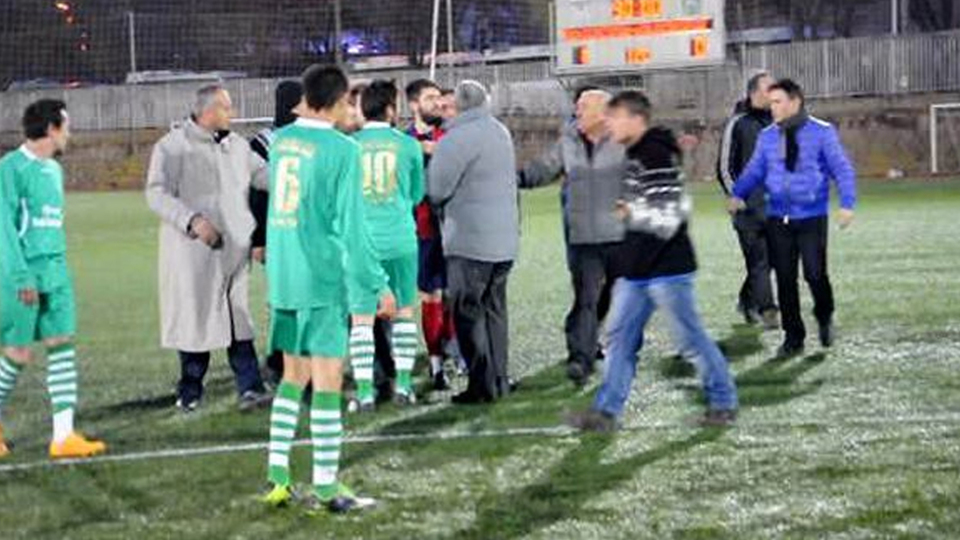 10-0'lık maçta 7 kırmızı kart!