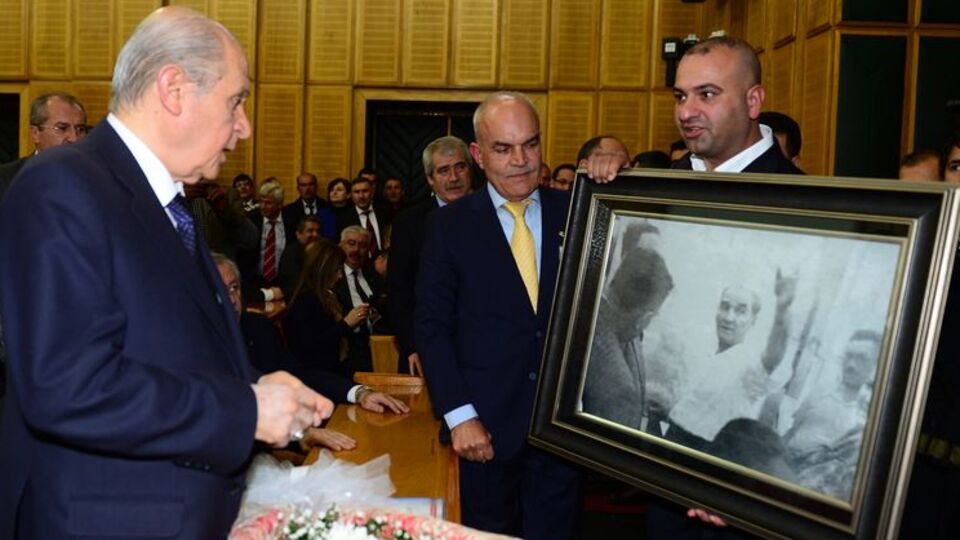 'Bozkurt işareti yapan Atatürk' şaşkınlığı