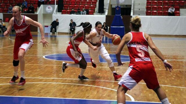 Adana evinde yıkıldı