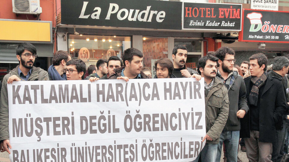 Üniversitelinin harç protestosu